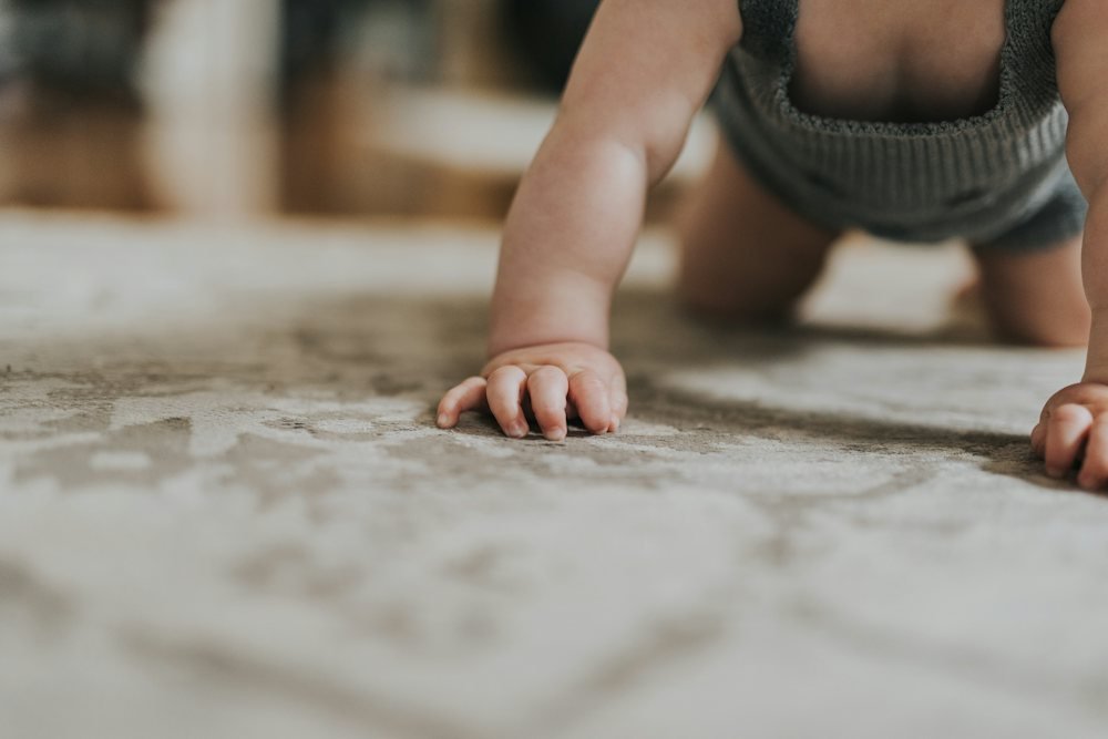 Bebé com roupa leve — verificar se o bebé está com calor a mais