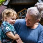 Pai com a filha ao colo — idade pediátrica em Portugal