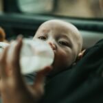 Bebé a tomar biberão — que leite pode tomar um bebé com APLV