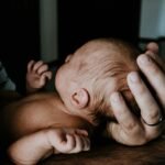 Pai com o bebé ao colo durante a licença parental do pai