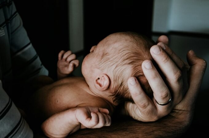 Pai com o bebé ao colo durante a licença parental do pai