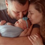 Mãe e pai com o bebé ao colo durante o período de subsídio de parentalidade