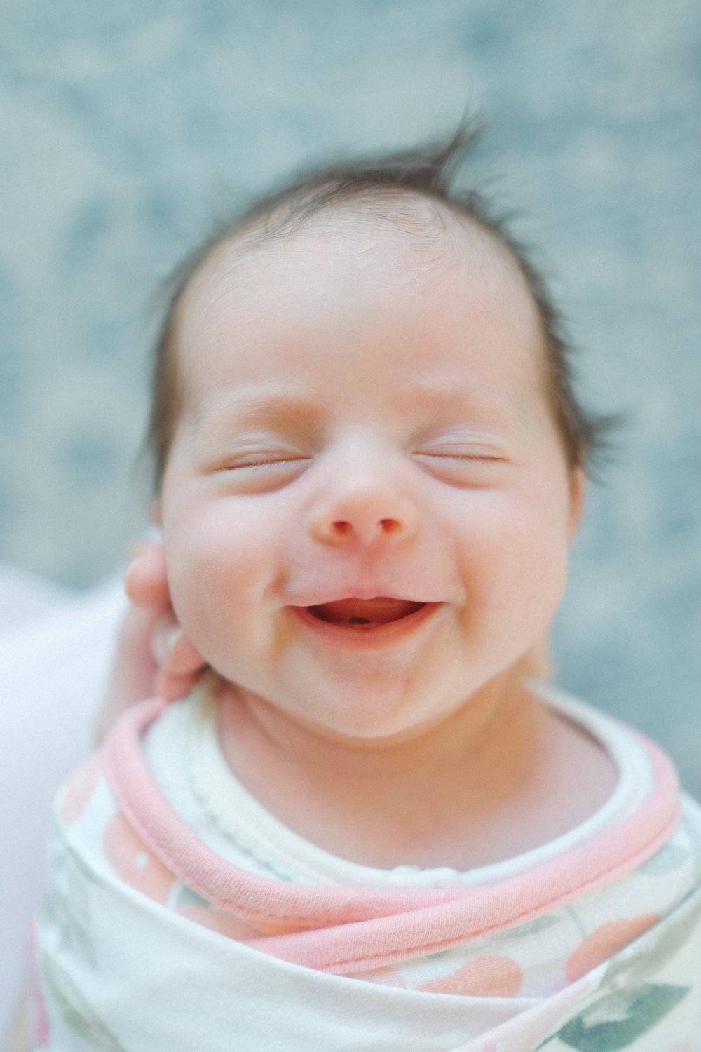 Bebé a rir de olhos fechados — quando o bebé começa a rir