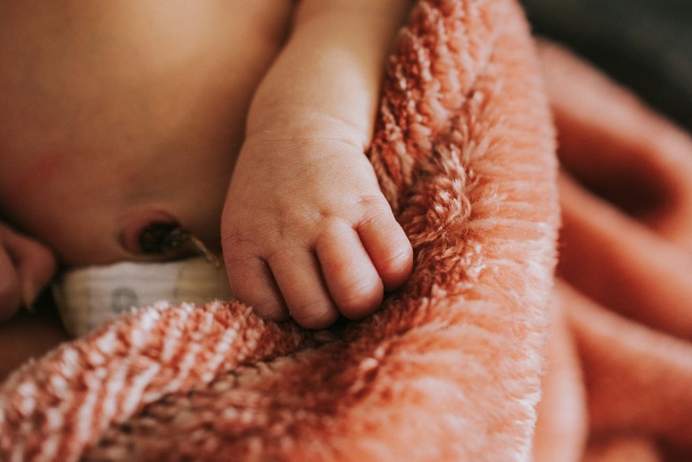 Recém-nascido envolto numa manta durante o período de subsídio de parentalidade